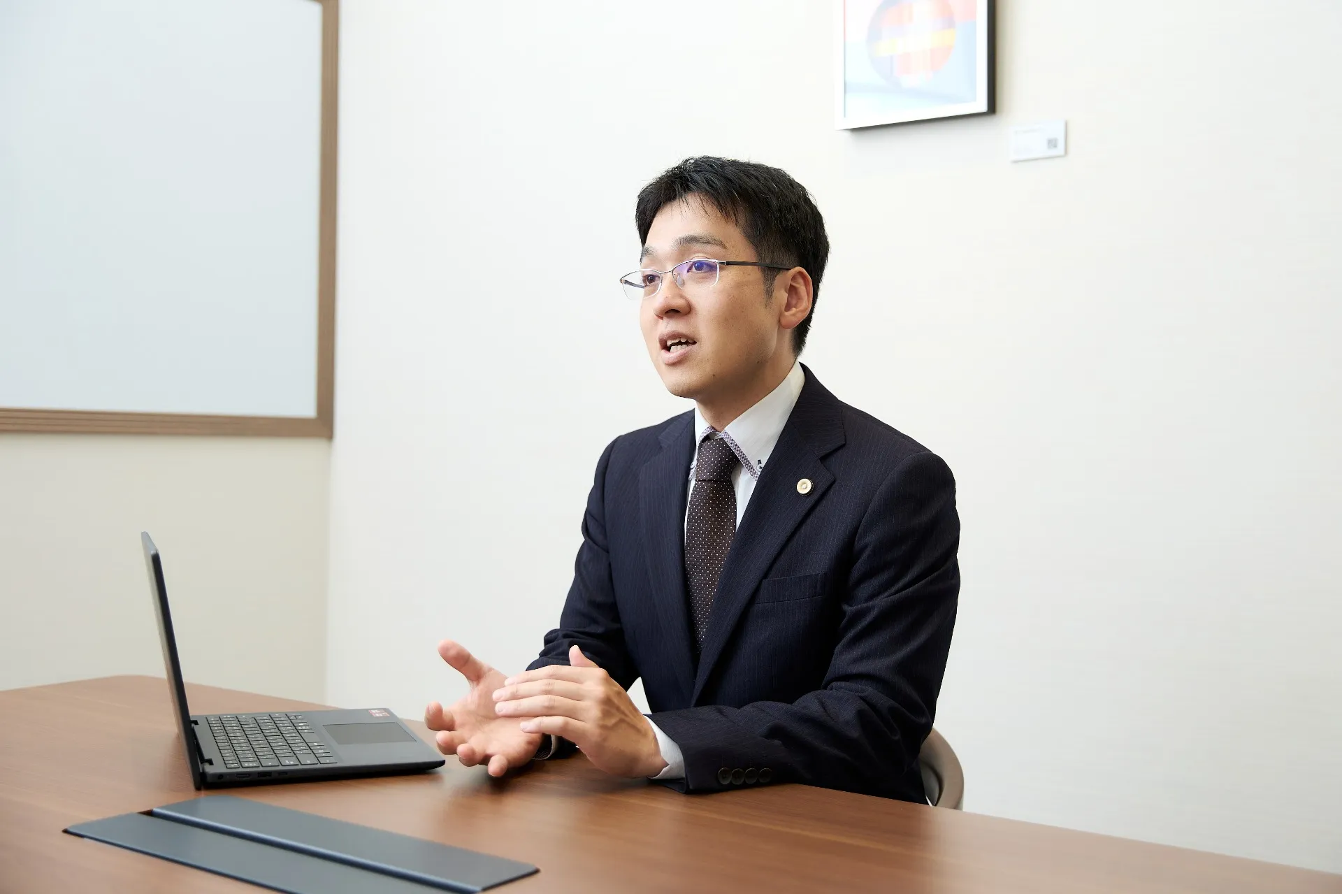 デスクで説明する藤垣法律事務所の藤垣先生